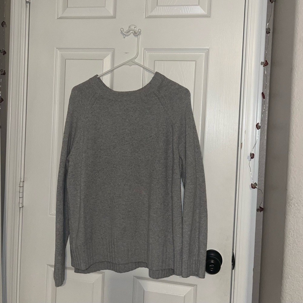 Simple grey sweater with a light and comfortable fit